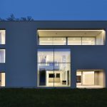 Roodt-Villa-Haut-standing-Architecte-CFA-CFArchitectes-Luxembourg-Luxe-facade-nuit-mur-rideau-dixon