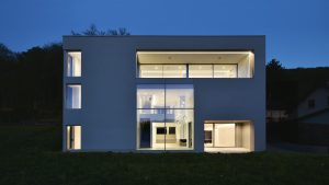 Roodt-Villa-Haut-standing-Architecte-CFA-CFArchitectes-Luxembourg-Luxe-facade-nuit-mur-rideau-dixon